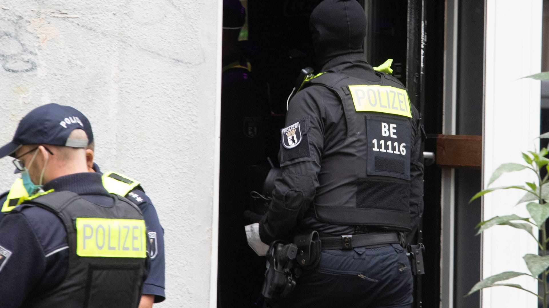 Berliner Polizisten bei einer Durchsuchung (Symbolbild): Der Verdächtige ist wieder auf freiem Fuß.