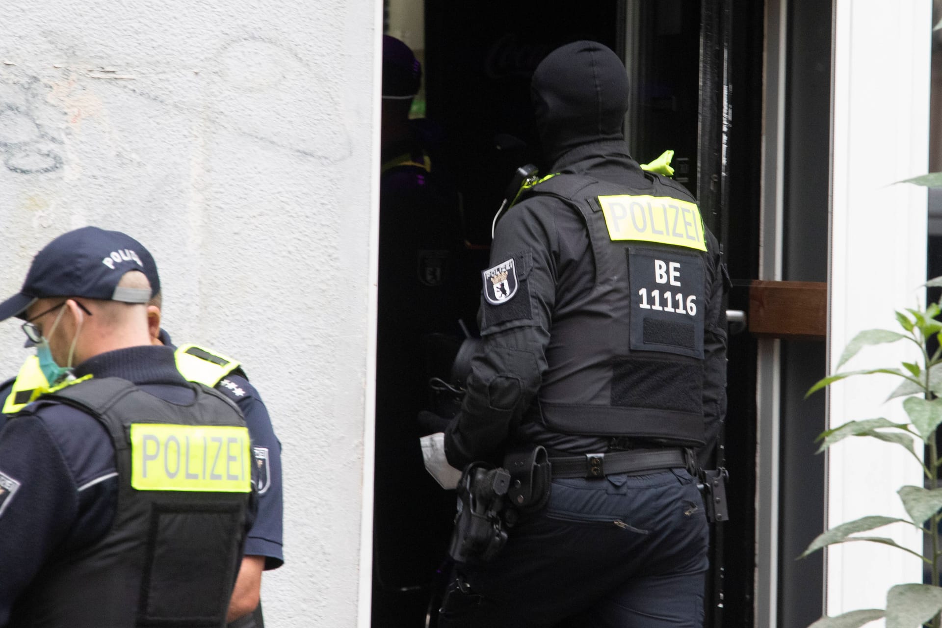 Berliner Polizisten bei einer Durchsuchung (Symbolbild): Der Verdächtige ist wieder auf freiem Fuß.