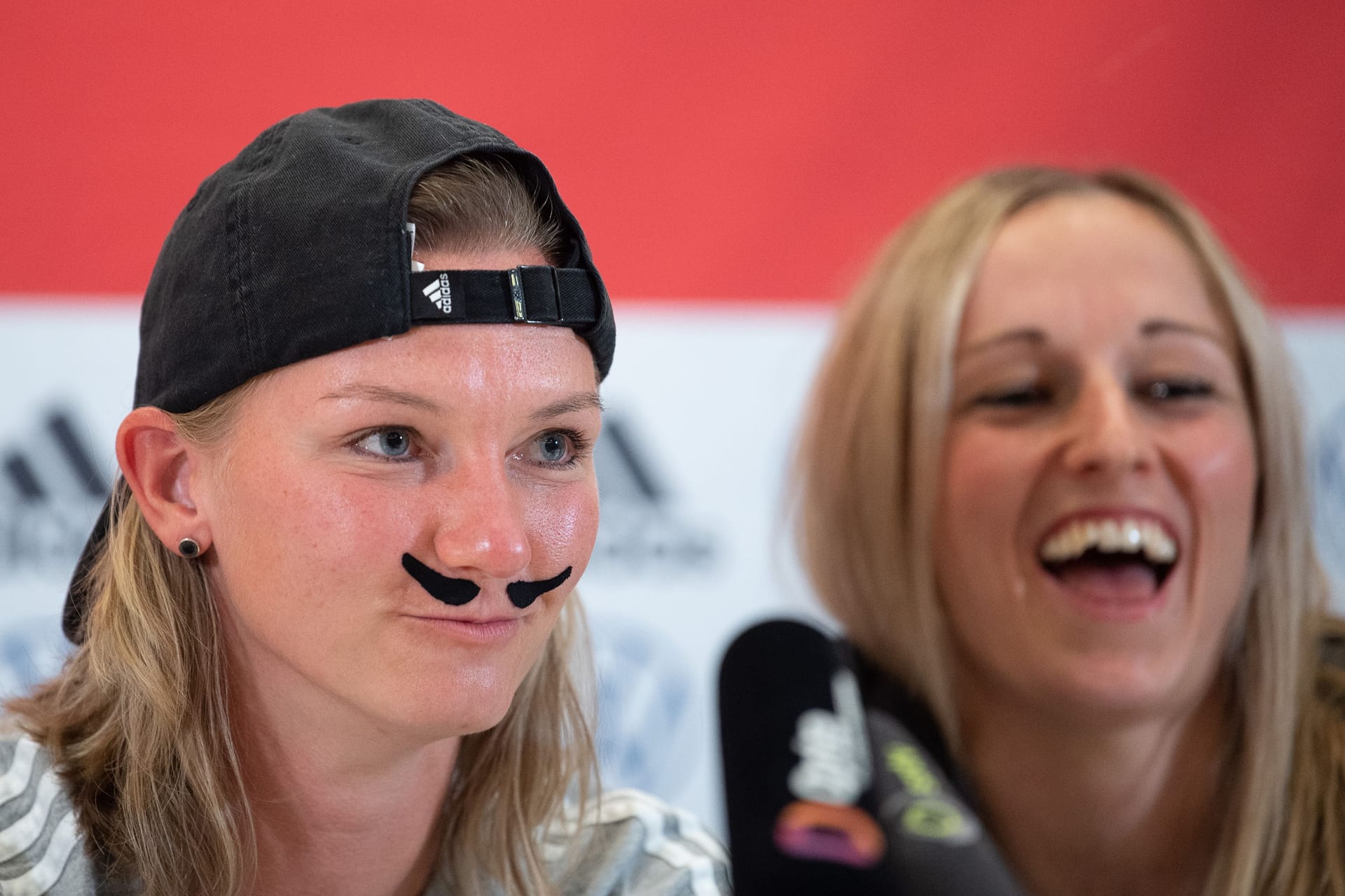 Alexandra Popp und Kathrin Hendrich (r.) : Die Toptorschützin trägt einen Schnauzer aus Kinesiotape.