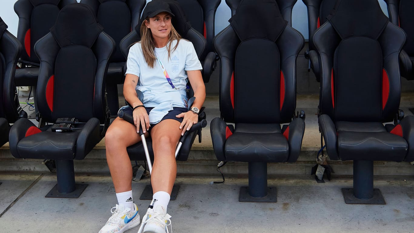 Die am Knie verletzte Alexia Putellas ist bei der EM nur als Zuschauerin dabei.