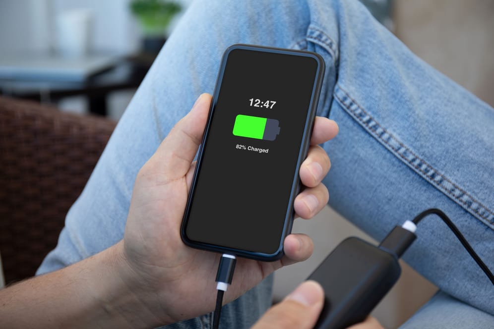Mit einer Powerbank laden Sie Smartphone und Tablet auch ohne Steckdose wieder auf.