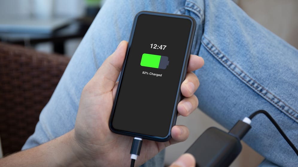 Mit einer Powerbank laden Sie Smartphone und Tablet auch ohne Steckdose wieder auf.