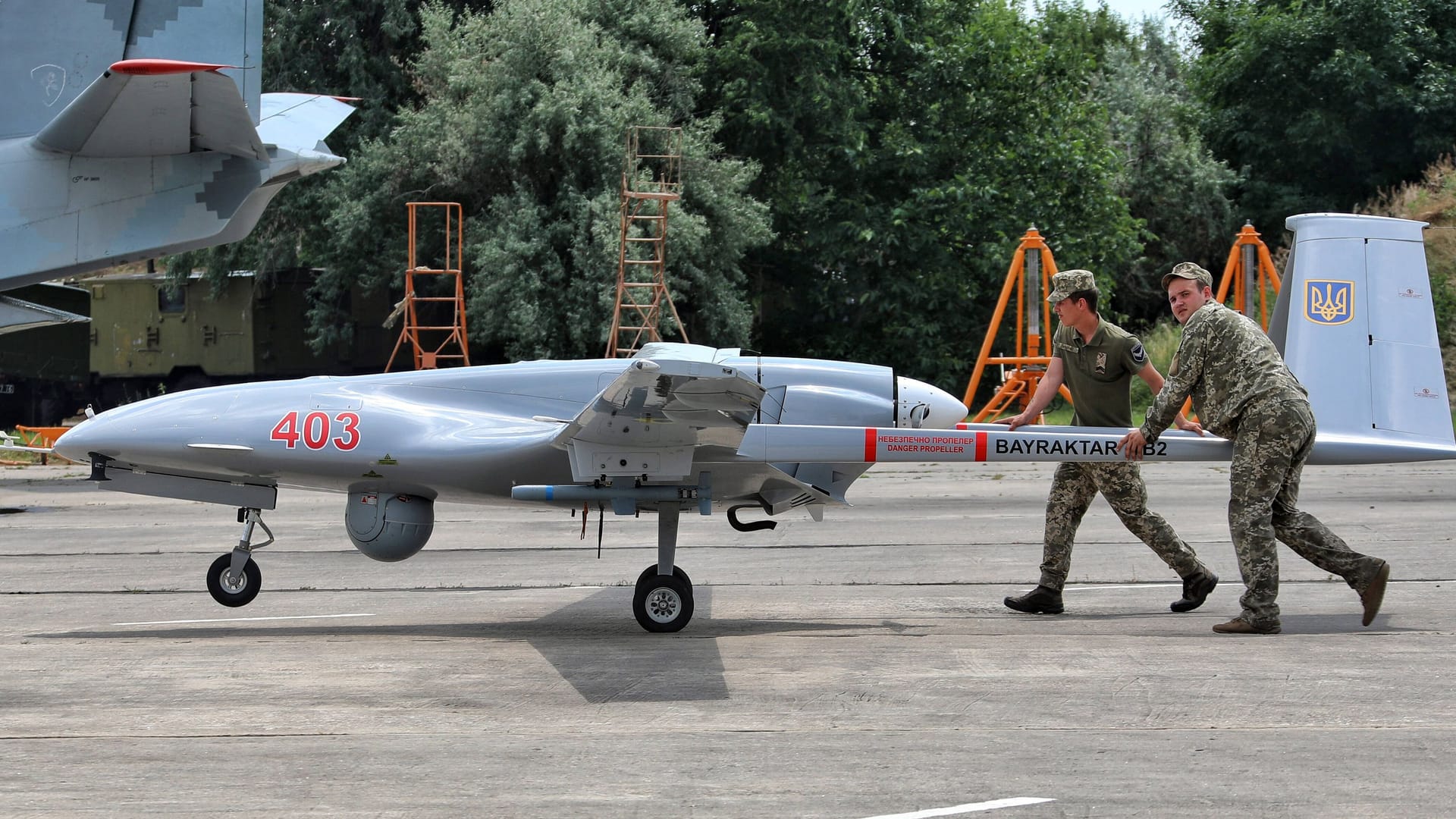 Ukrainische Soldaten schieben eine Bayraktar TB2 (Archivbild): Die Ukraine setzt die türkischen Drohnen schon länger ein, nun interessiert sich auch Russland für die Waffen.