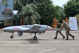 Ukrainische Soldaten schieben eine Bayraktar TB2 (Archivbild): Die Ukraine setzt die türkischen Drohnen schon länger ein, nun interessiert sich auch Russland für die Waffen.