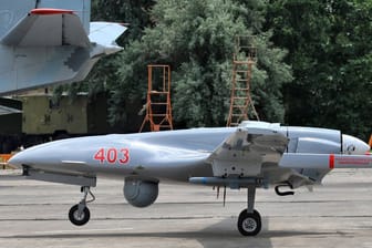 Ukrainische Soldaten schieben eine Bayraktar TB2 (Archivbild): Die Ukraine setzt die türkischen Drohnen schon länger ein, nun interessiert sich auch Russland für die Waffen.