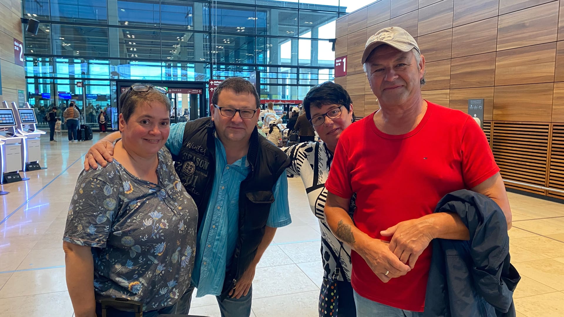 Anna (von links), Jens, Gabriele und Jürgen Heißler: Die beiden Ehepaare sind auf dem Weg nach Irland und freuen sich, dass alles zu klappen scheint.