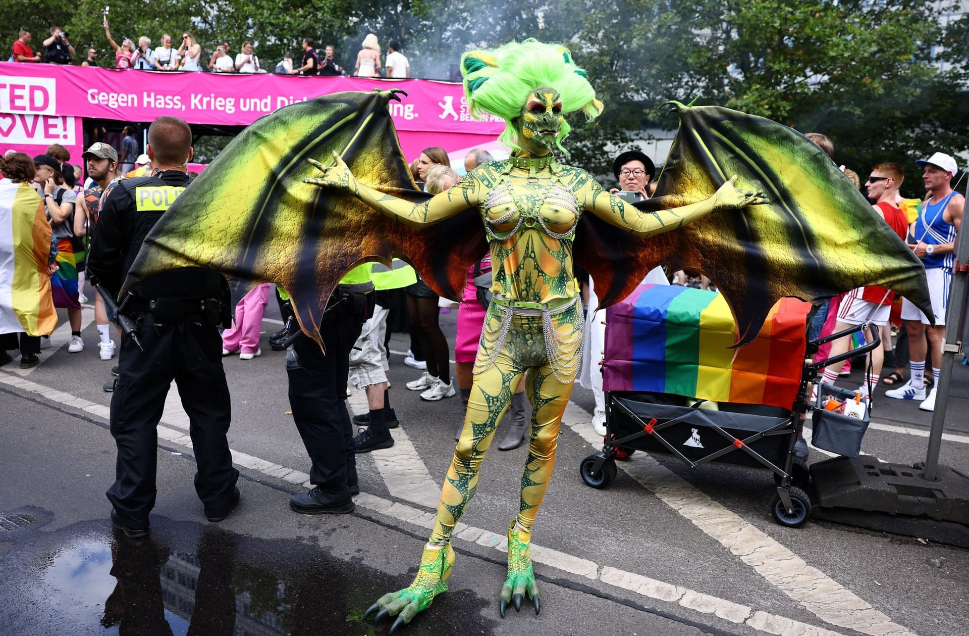 Eine teilnehmende Person in Drachenkostüm: Auf dem CSD ist alles erlaubt.