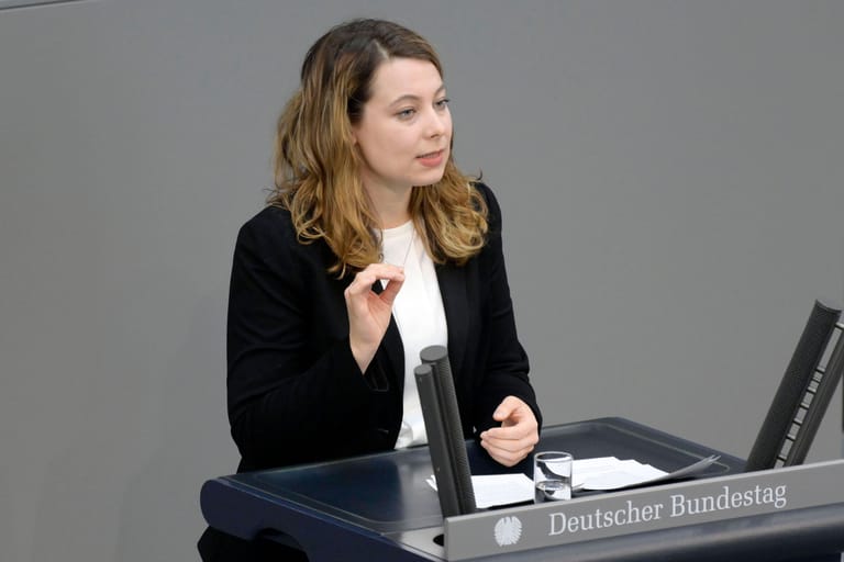 Jamila Schäfer im Deutschen Bundestag (Archivbild): Die Münchnerin ist nun in die Ukraine gereist.