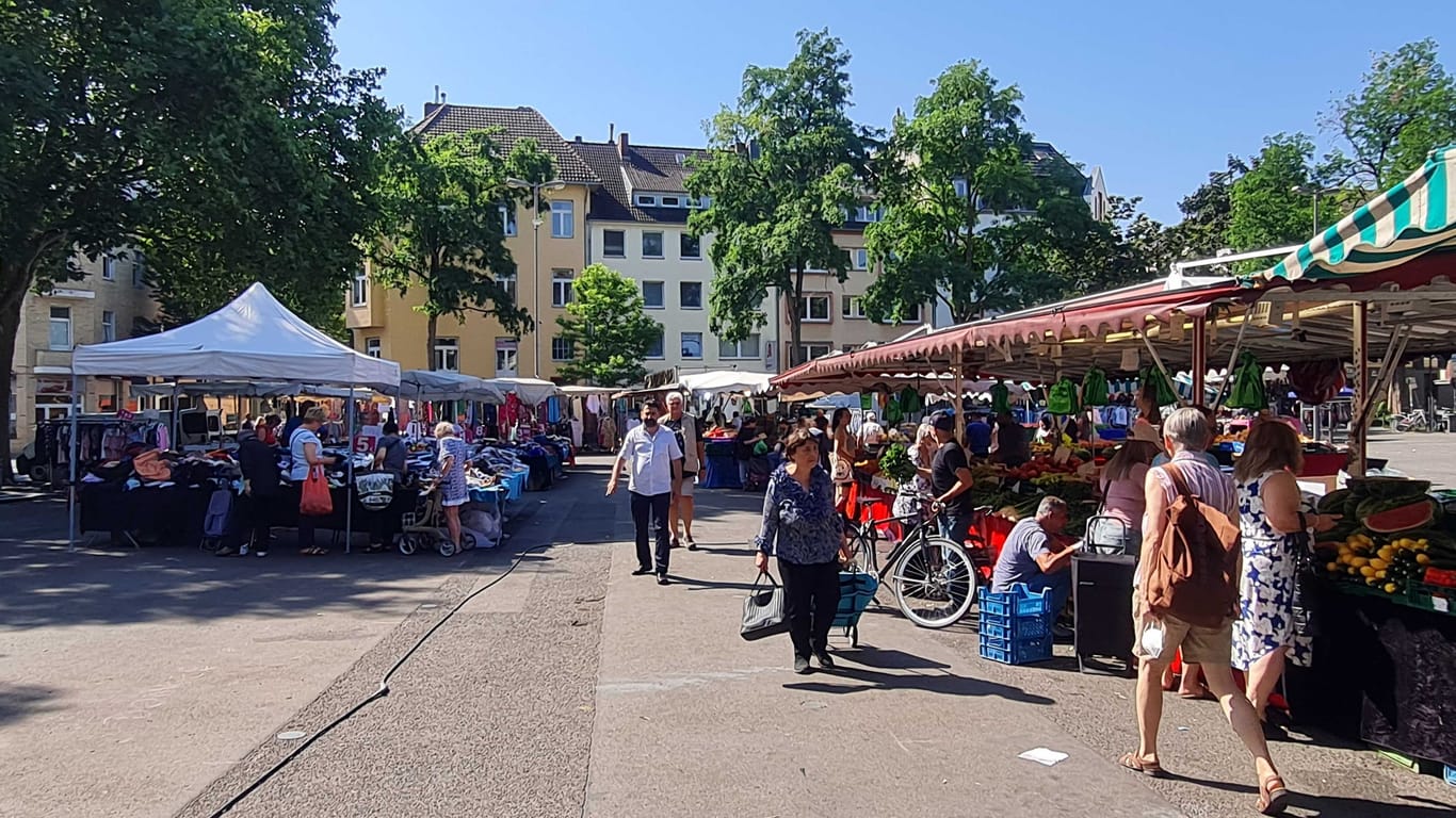 Der Wochenmarkt auf dem Wilhelmplatz in Nippes: Normalerweise herrscht hier dichtes Gedränge.
