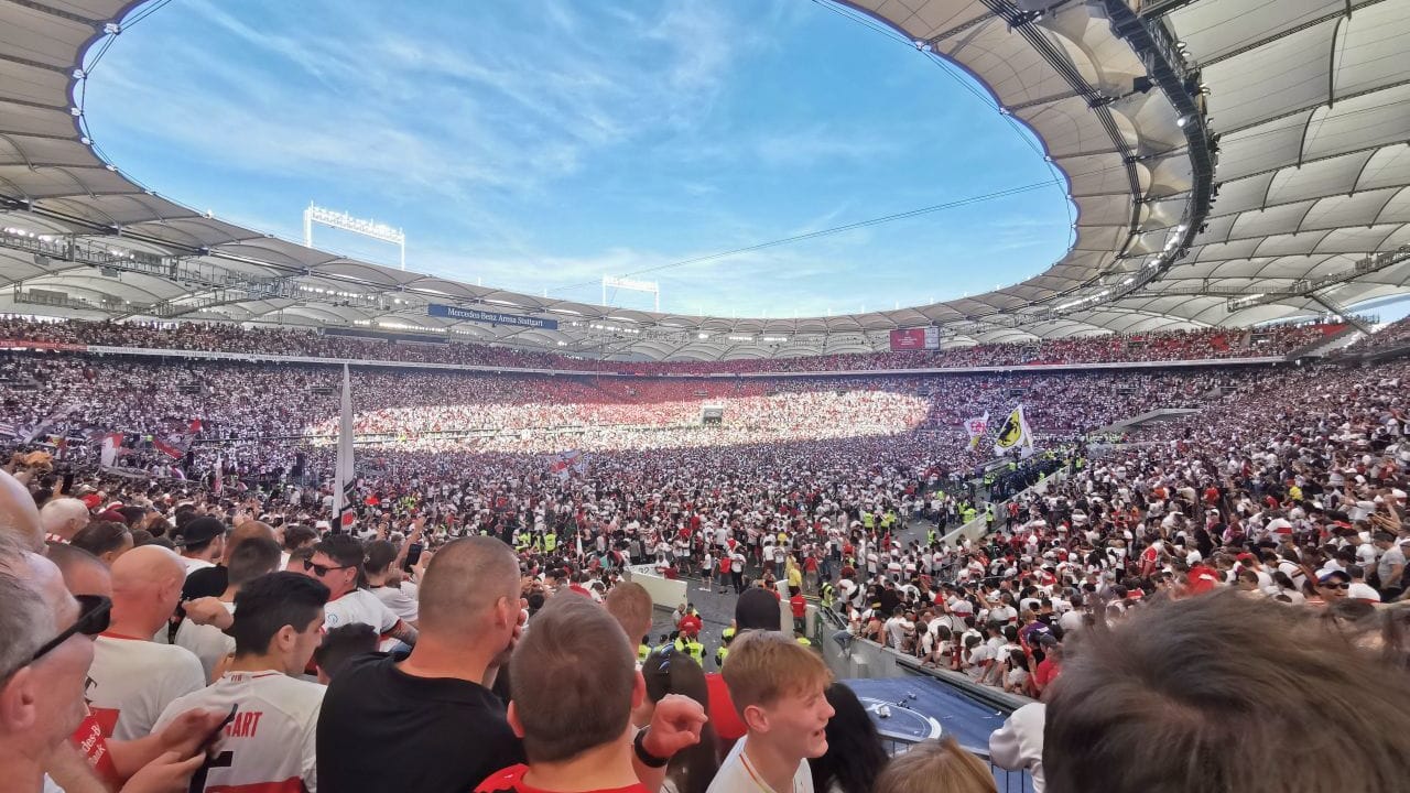 Nach dem Klassenerhalt feiern tausende Fands auf dem Rasen in der Mercedes-Benz Arena: Für den Platzsturm wird der VfB Stuttgart bestraft. Nach dem Klassenerhalt feiern tausende Fands auf dem Rasen in der Mercedes-Benz Arena: Für den Platzsturm wird der VfB Stuttgart bestraft.