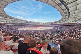 Nach dem Klassenerhalt feiern tausende Fands auf dem Rasen in der Mercedes-Benz Arena: Für den Platzsturm wird der VfB Stuttgart bestraft.