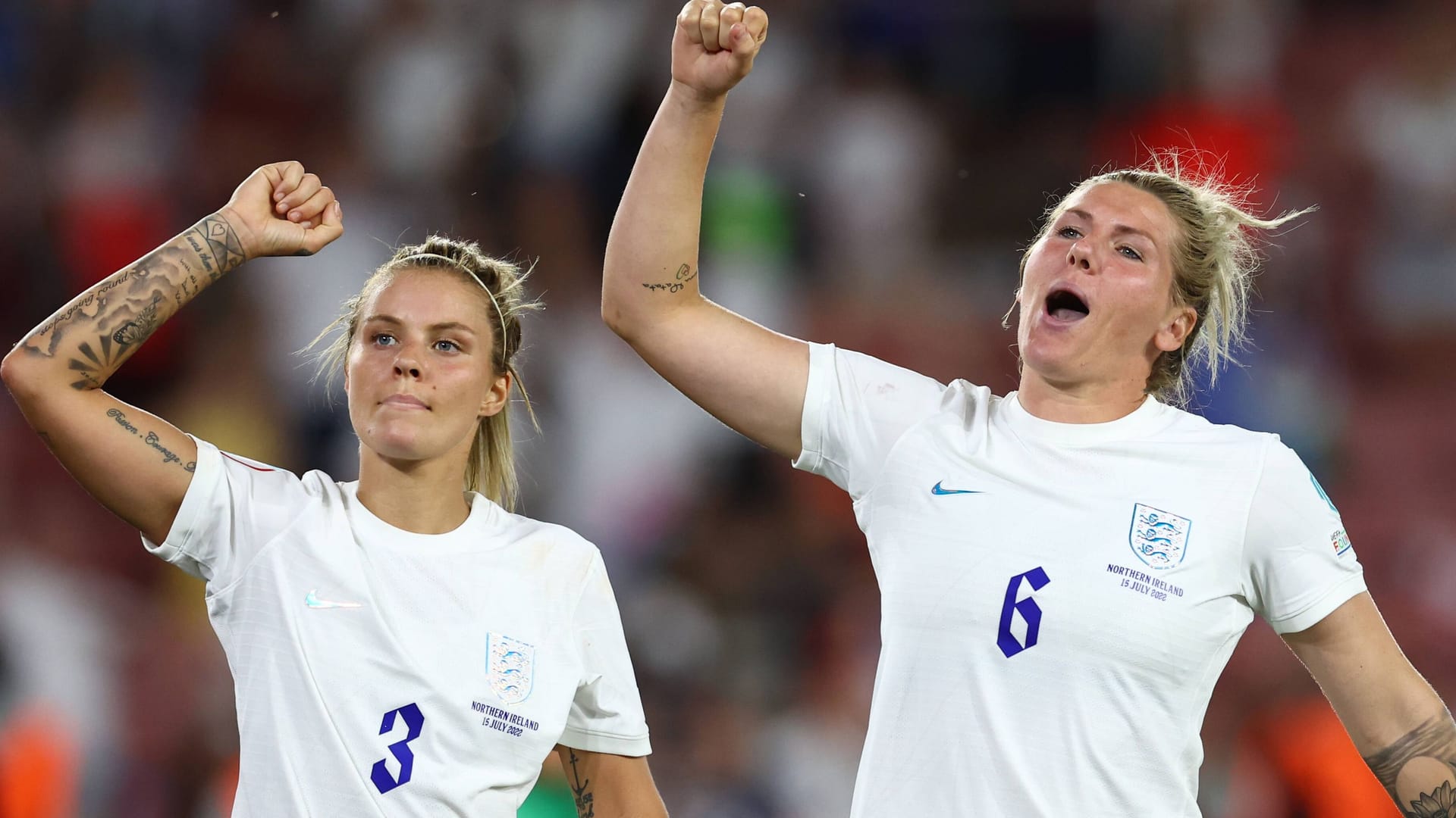 Überfliegerinnen: Englands Millie Bright (li.) und Millie Bright beim Jubel gegen Nordirland.