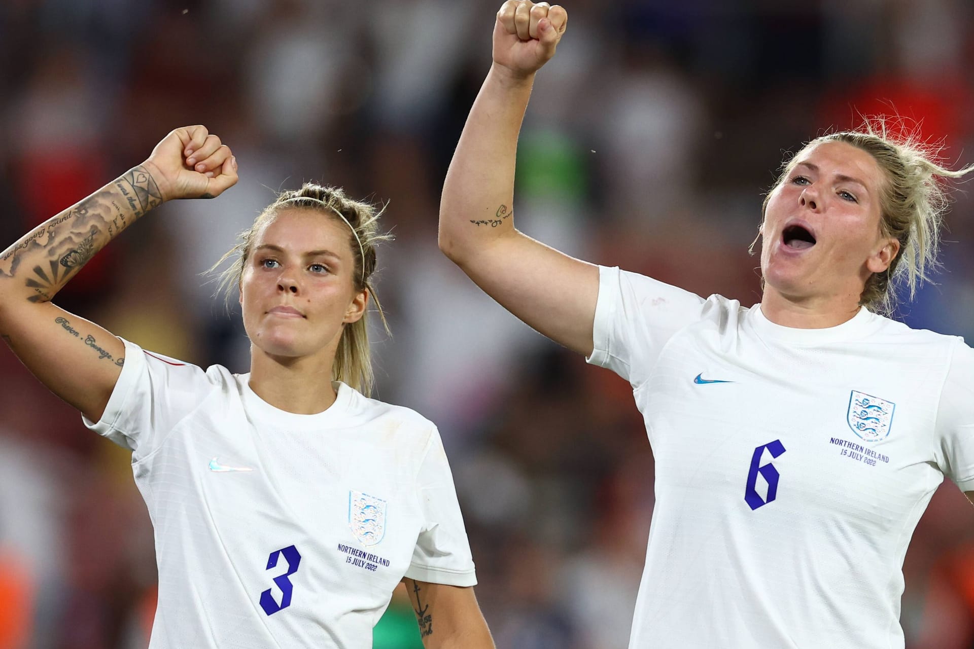 Überfliegerinnen: Englands Millie Bright (li.) und Millie Bright beim Jubel gegen Nordirland.