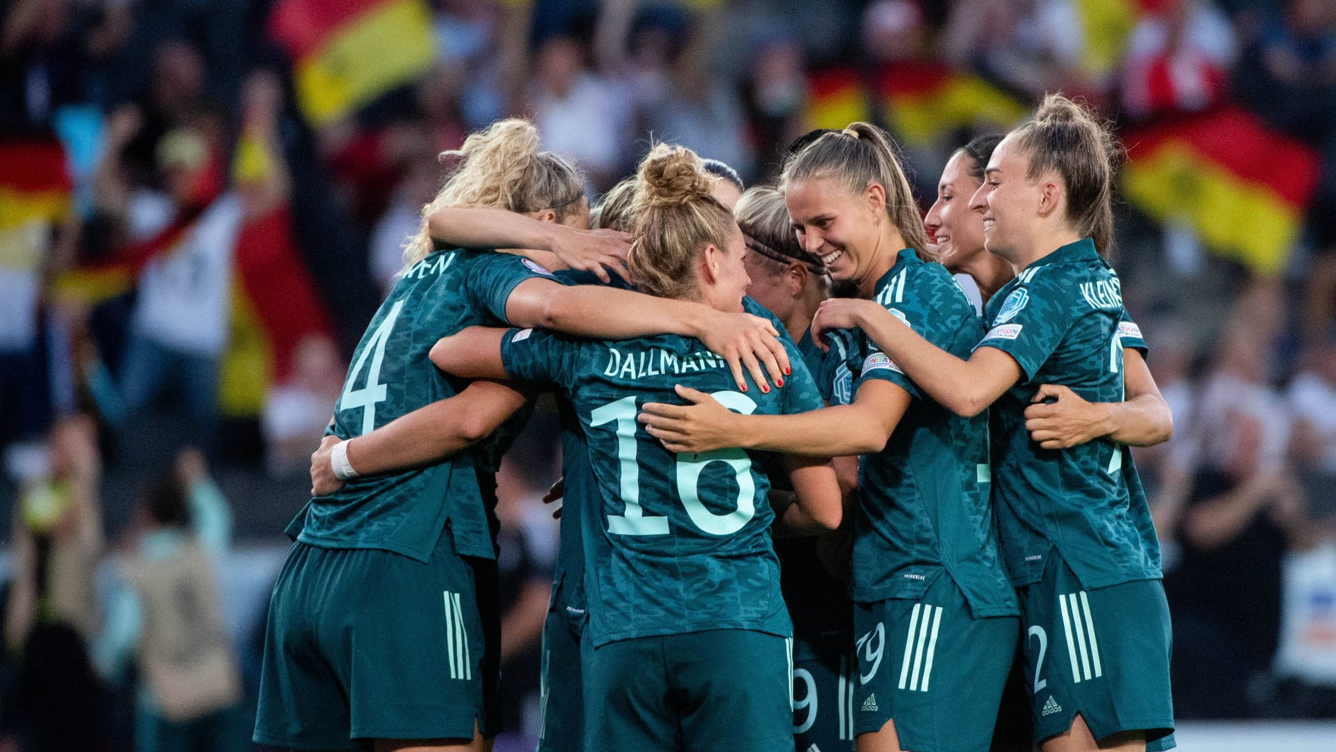 Drei Siege in drei Spielen und null Gegentore: Die deutsche Frauennationalmannschaft macht die EM-Gruppenphase perfekt.