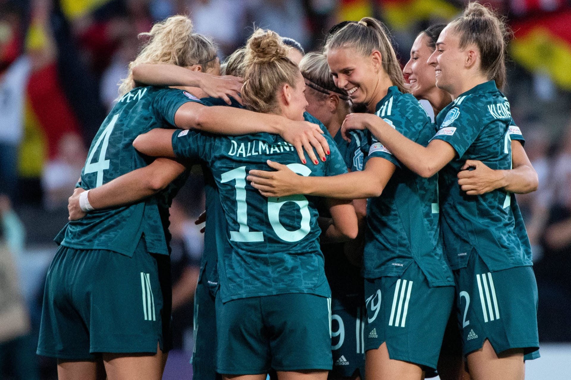 Drei Siege in drei Spielen und null Gegentore: Die deutsche Frauennationalmannschaft macht die EM-Gruppenphase perfekt.