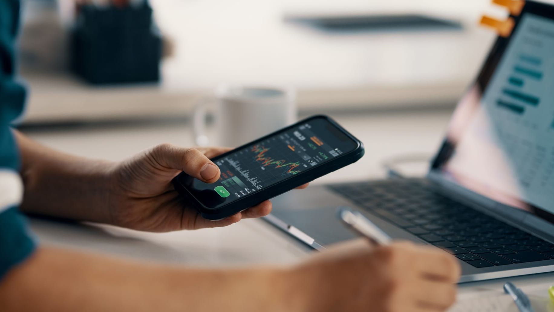 Ein Mann checkt sein Smartphone (Symbolbild): Derzeit bekommen Sie an der Börse viel mehr Anteile für Ihr Geld.