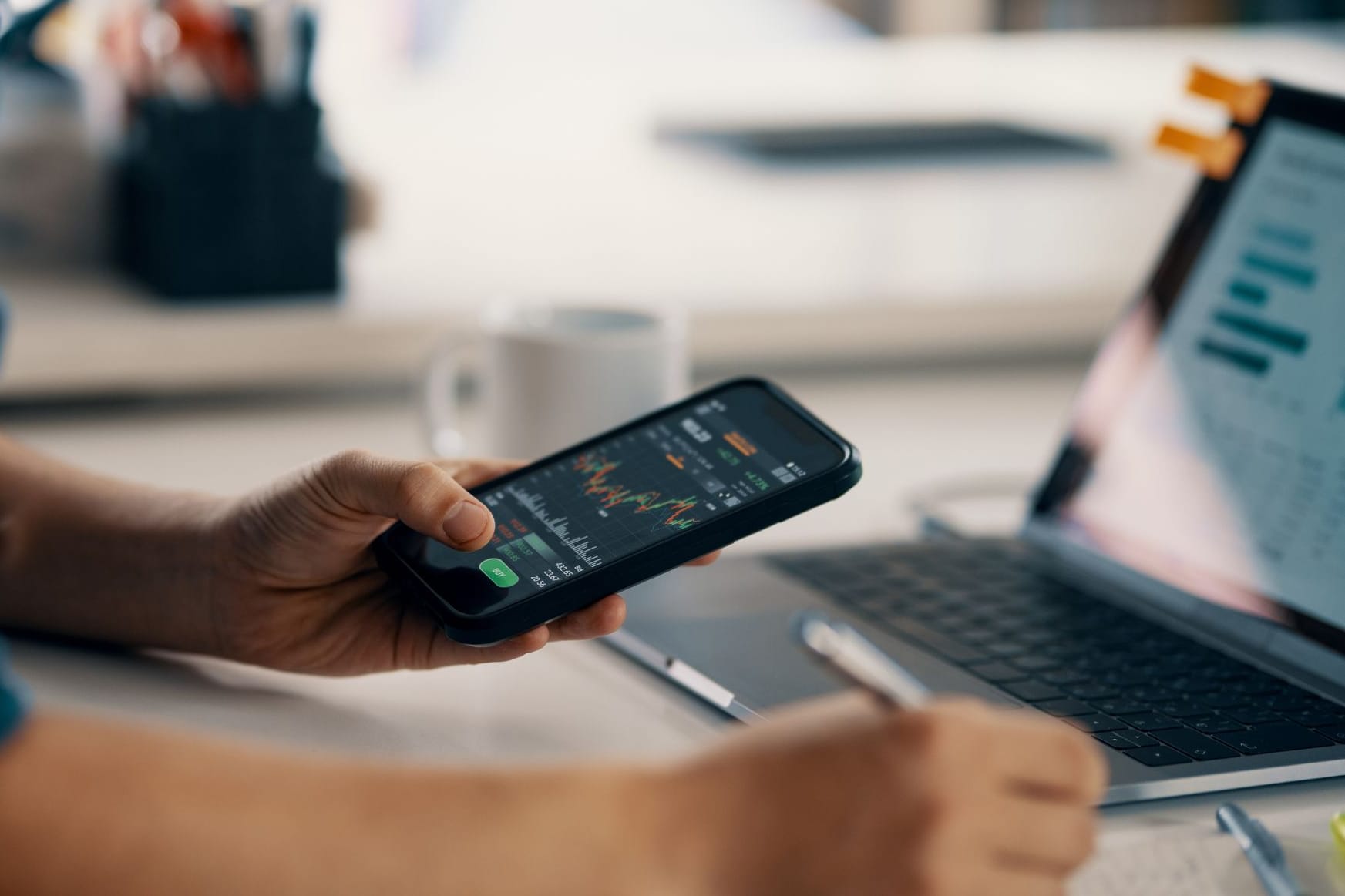 Ein Mann checkt sein Smartphone (Symbolbild): Derzeit bekommen Sie an der Börse viel mehr Anteile für Ihr Geld.