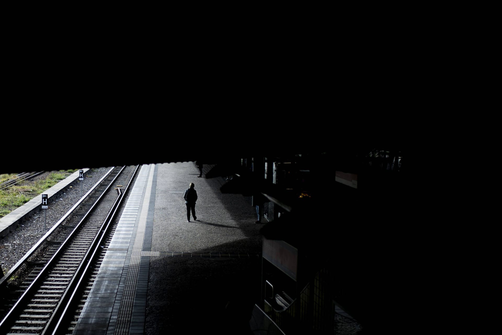 Eine Person steht am S-Bahnhof Schöneberg (Archiv): Hier kam es zu einem Zwischenfall.