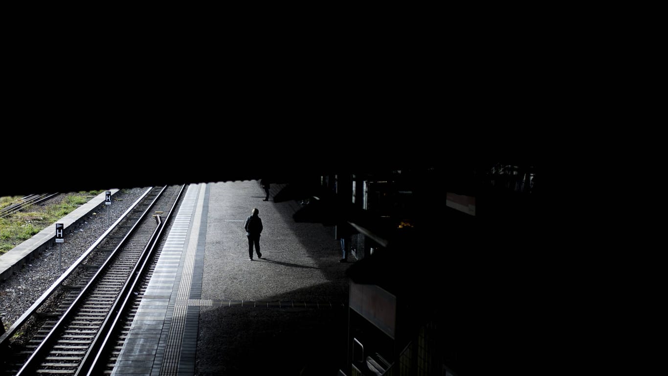 Eine Person steht am S-Bahnhof Schöneberg (Archiv): Hier kam es zu einem Zwischenfall.