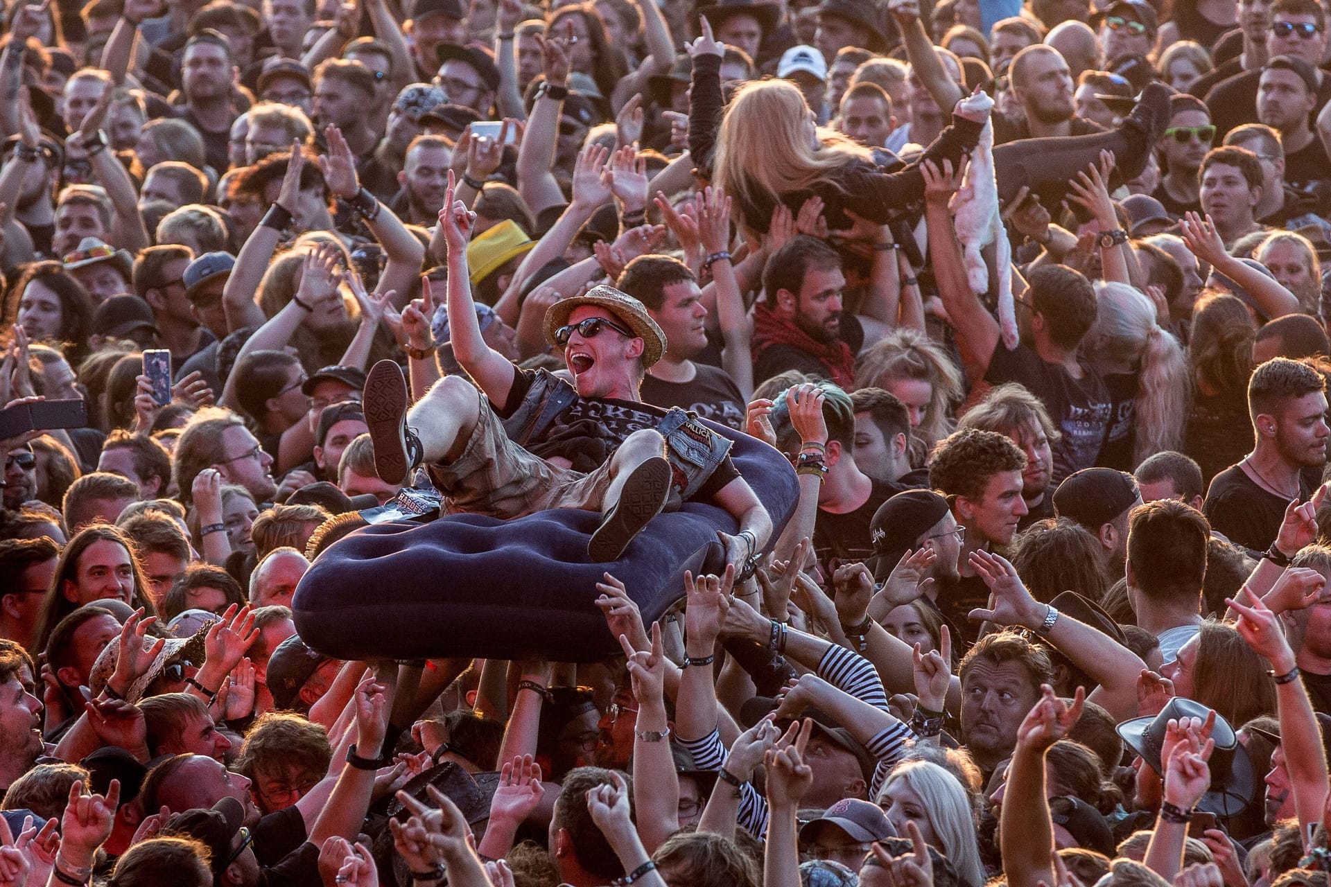 Festivalbesucher surft auf Luftmatratze über die Zuschauer: Bis zu 75.000 Tausend Besucher kamen vor der Pandemie zum Wacken Open Air.