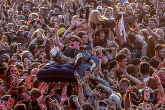 Festivalbesucher surft auf Luftmatratze über die Zuschauer: Bis zu 75.000 Tausend Besucher kamen vor der Pandemie zum Wacken Open Air.