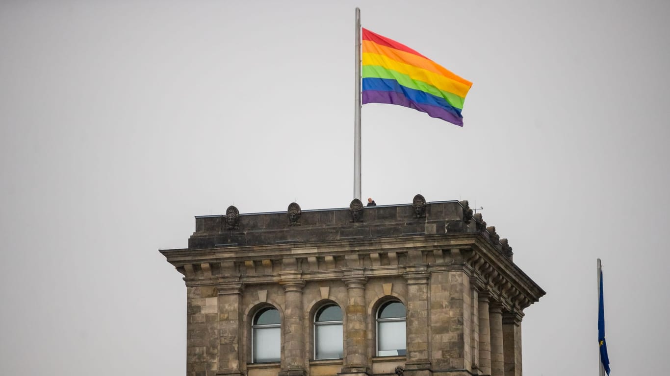Die Fahne auf dem Bundestag: "United in Love! Gegen Hass, Krieg und Diskriminierung" lautet das Motto des Zuges dieses Jahr.