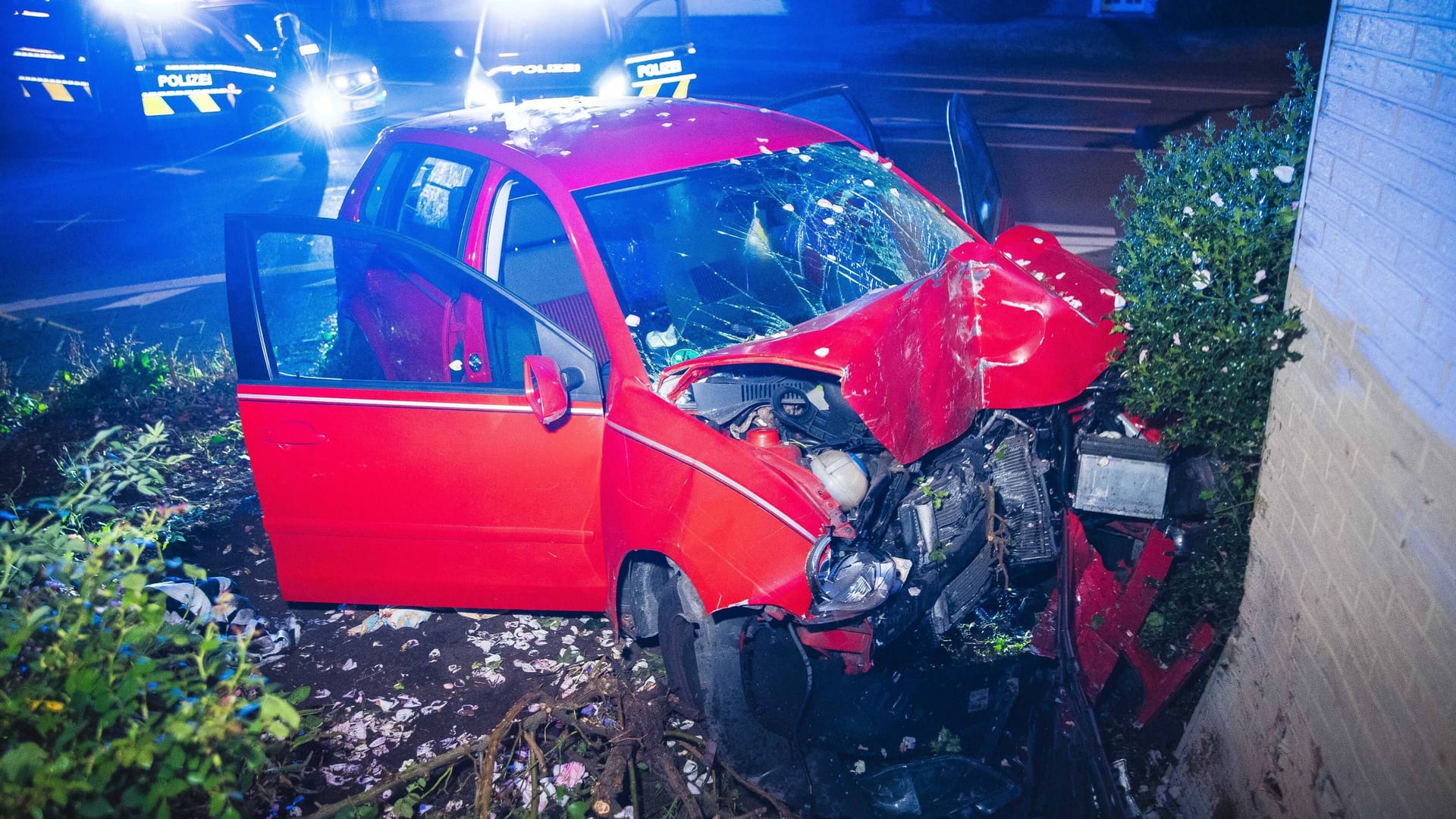 Das Unfallwrack: Die Polizei geht davon aus, dass der Fahrer betrunken sein könnte. Das Unfallwrack: Die Polizei geht davon aus, dass der Fahrer betrunken sein könnte.