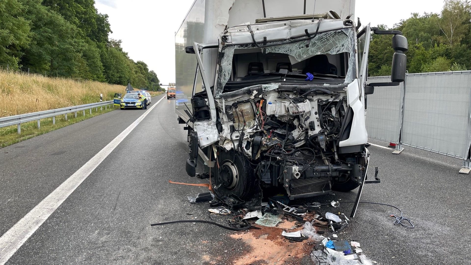 Nach einem Lkw-Auffahrunfall ist die A9 bei Nürnberg-Fischbach in Fahrtrichtung München gesperrt. Nach einem Lkw-Auffahrunfall ist die A9 bei Nürnberg-Fischbach in Fahrtrichtung München gesperrt.