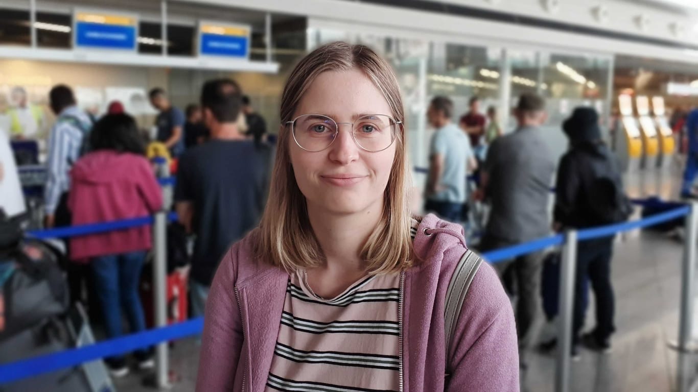 Nadine Lodderstedt am Lufthansa-Schalter: Aus der Pfalz will sie nach Seoul reisen.