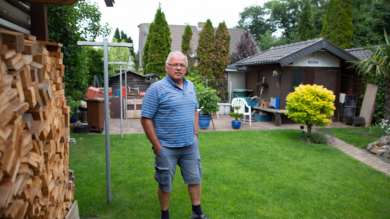 Elf Monate nach der Flutkatastrophe in Blessem steht Karl Berger (66) in seinem Garten: Ans Wegziehen hat er nie gedacht.