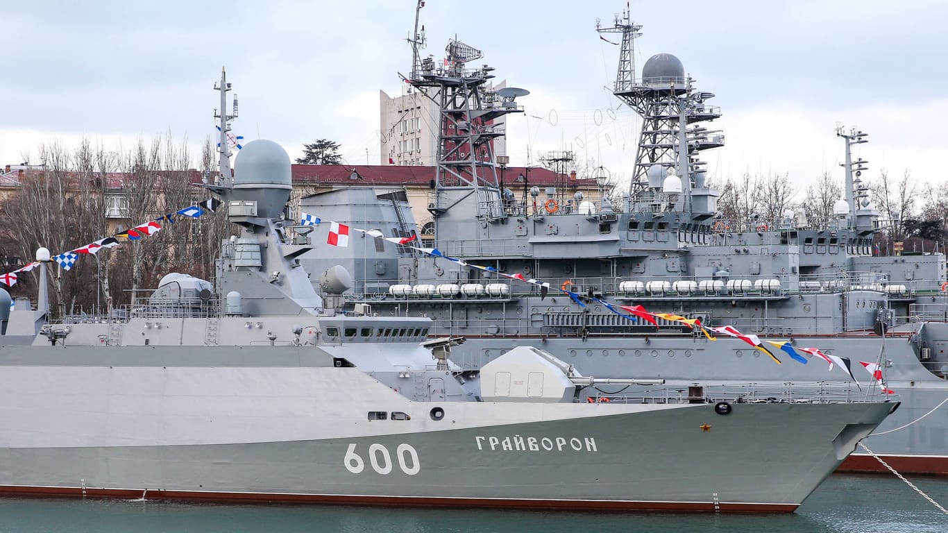 Russische Schiffe im Hafen von Sewastopol (Archivbild): Viele sind mittlerweile verlegt worden.
