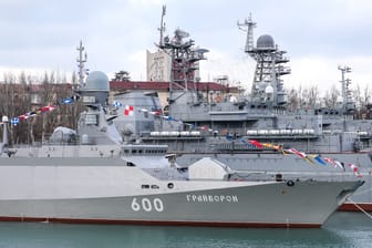 Russische Schiffe im Hafen von Sewastopol (Archivbild): Viele sind mittlerweile verlegt worden.