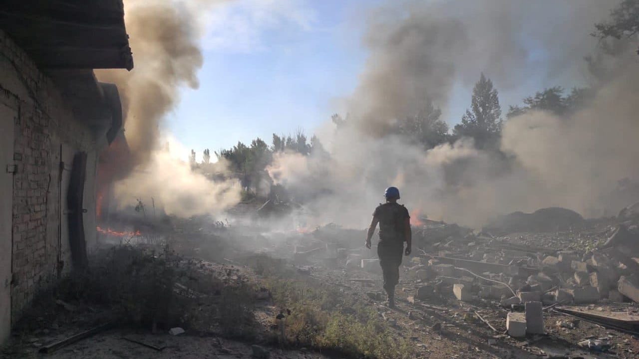 Dserschynsk, Ukraine: Das Bild der ukrainischen Rettungskräfte soll nach russischem Beschuss auf ein Wohngebiet in der Region Donezk entstanden sein.