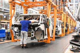 Produktionsmitarbeiter bei Volkswagen (Symbolbild): Vor allem die unsichere Gasversorgung macht der deutschen Wirtschaft zu schaffen.
