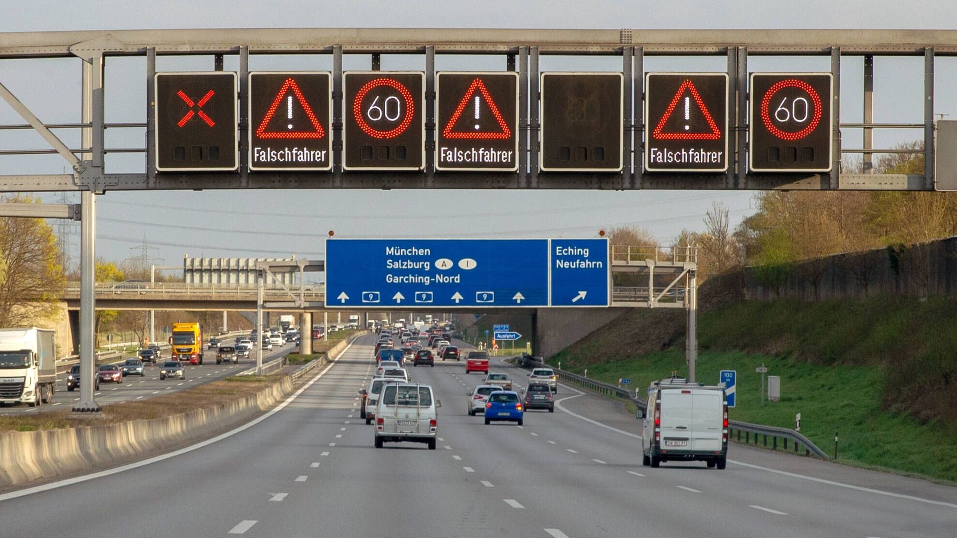 Eine LED-Anzeige warnt vor einem Falschfahrer (Symbolbild): Der Unfallverursacher wurde schwer verletzt.