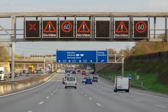 Eine LED-Anzeige warnt vor einem Falschfahrer (Symbolbild): Der Unfallverursacher wurde schwer verletzt.