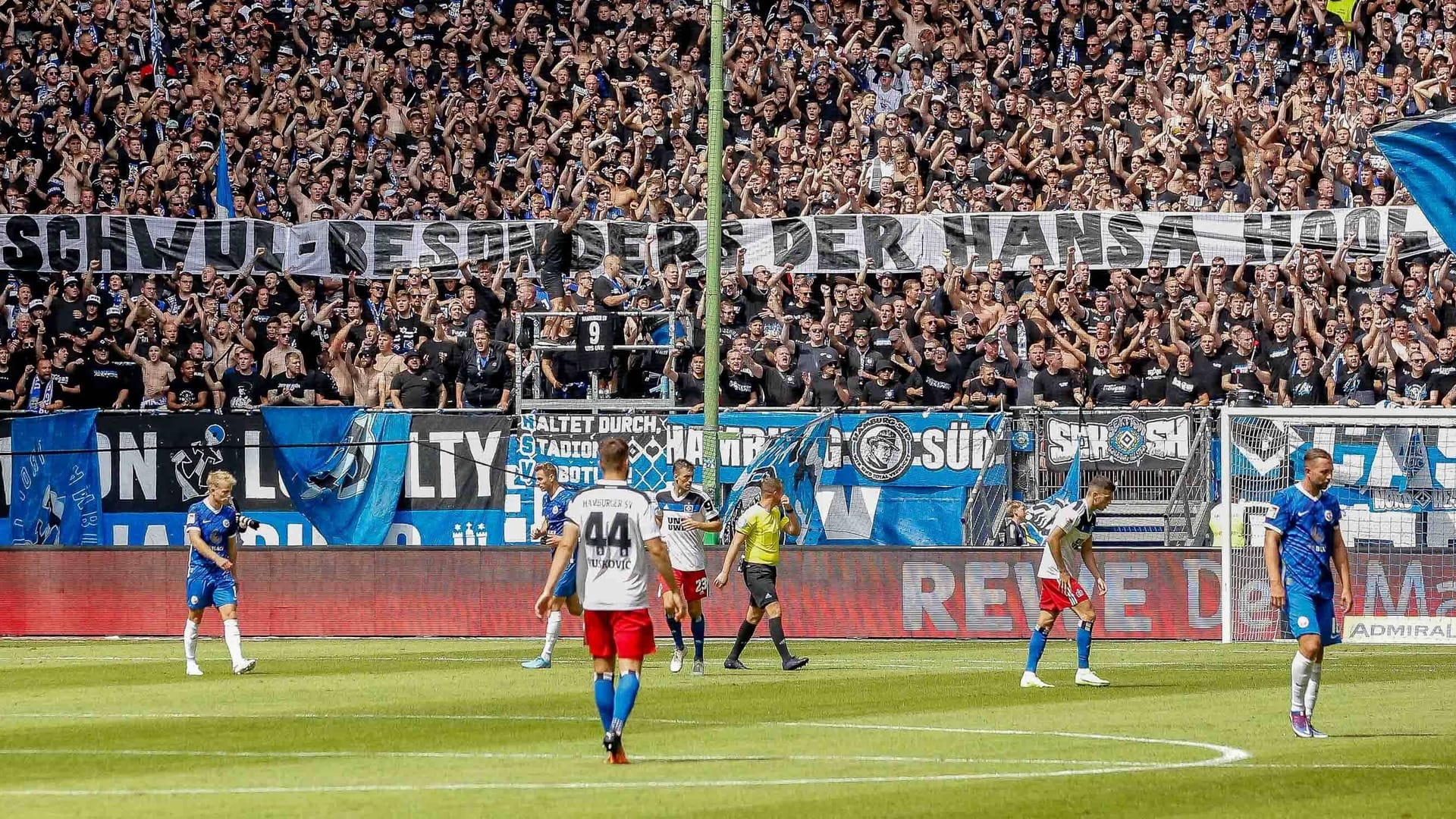 Das homophobe Banner im Volksparkstadion: Der HSV will gegen die Ersteller vorgehen.