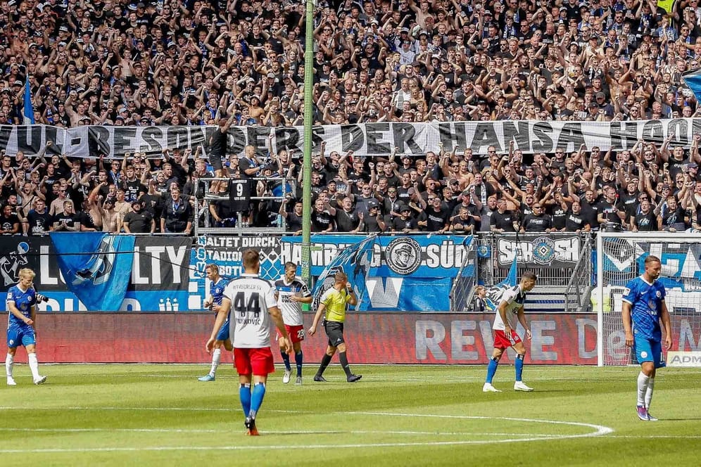 Das homophobe Banner im Volksparkstadion: Der HSV will gegen die Ersteller vorgehen.