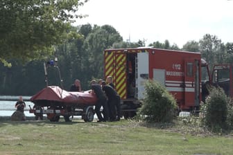 Einsatzkräfte der Feuerwehr stehen am Rand des Mahndorfer Sees: Dort ist ein 18-Jähriger ertrunken.