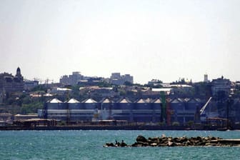 Das Getreide-Terminal im Hafen von Odessa: Neben diesem sind laut ukrainischen Angaben auch die Häfen in Tschornomorsk und Piwdenny wieder in Betrieb.