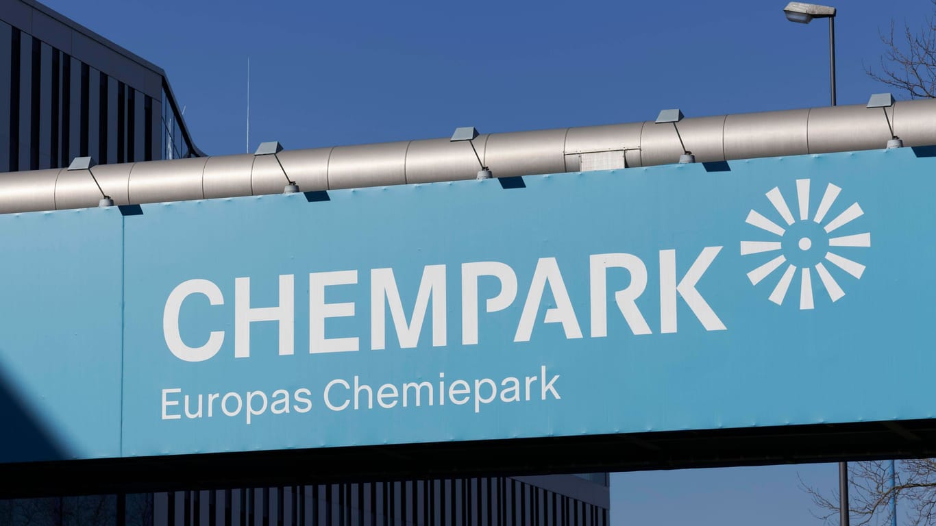 Der Chempark in Leverkusen: Hier werden chemische Produkte aller Art hergestellt. Manchmal riecht es deshalb etwas streng in der Stadt.