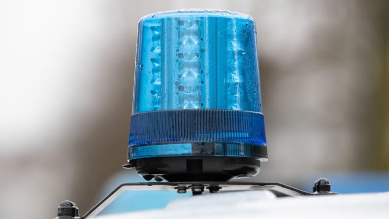 Blaulicht auf einem Polizeiwagen (Symbolbild): In Allersberg im mittelfränkischen Landkreis Roth kam es in der Nacht auf Sonntag zu einem Übergriff auf eine junge Frau.