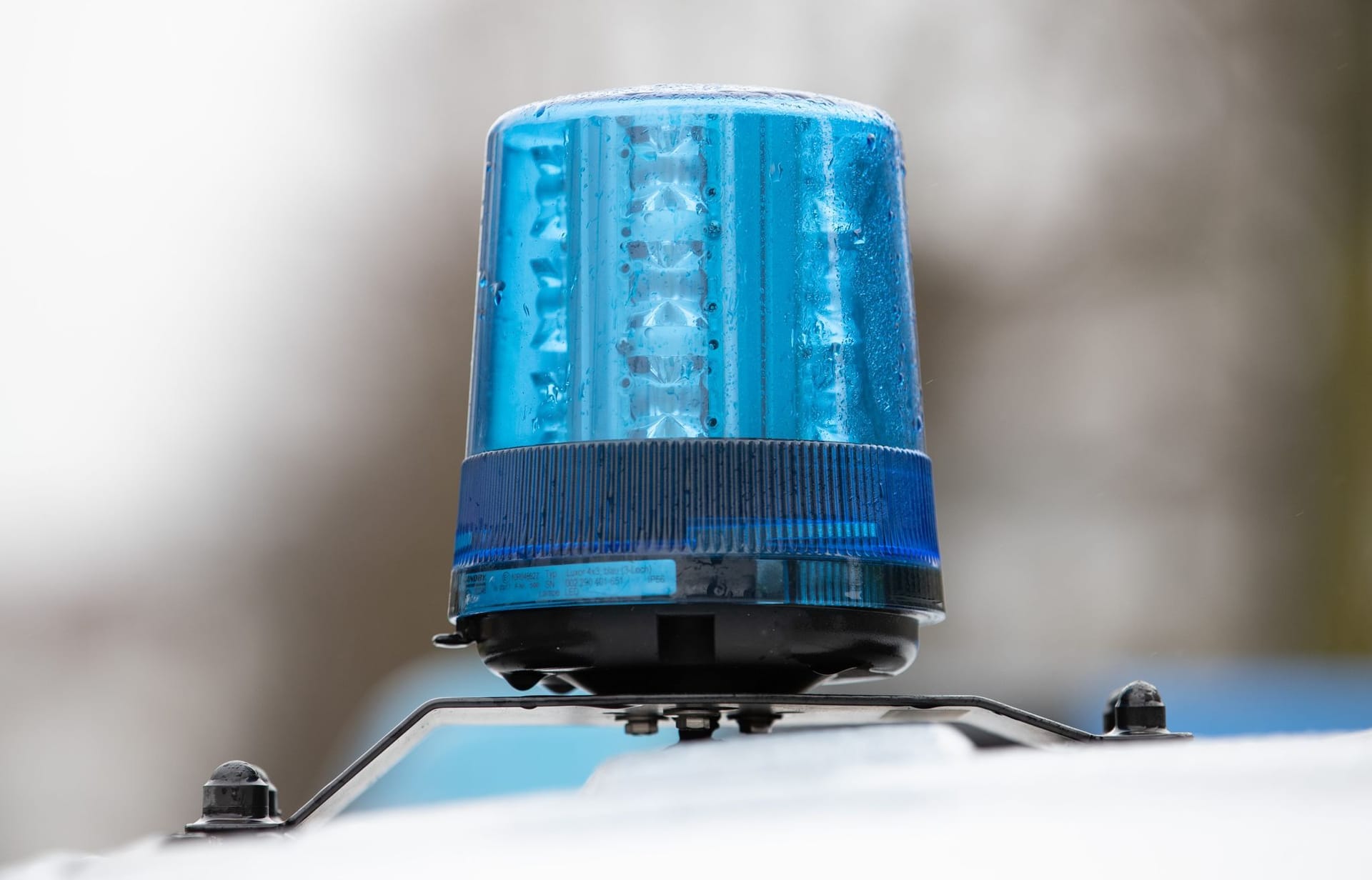 Blaulicht auf einem Polizeiwagen (Symbolbild): In Allersberg im mittelfränkischen Landkreis Roth kam es in der Nacht auf Sonntag zu einem Übergriff auf eine junge Frau.