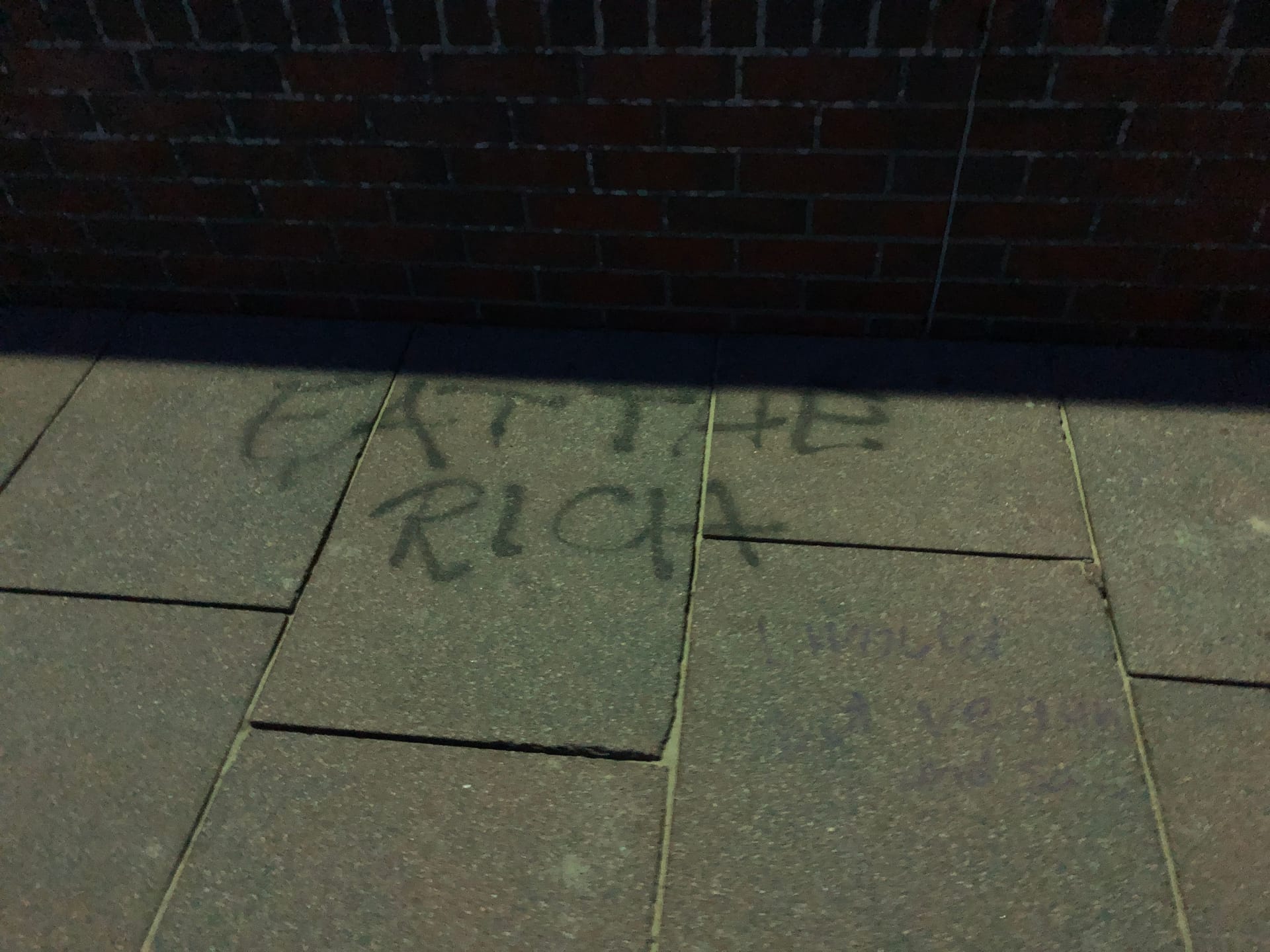 Auch auf dem Boden der Westerländer Promenade sind immer wieder Graffitis zu sehen: Hier wird mit dem Spruch "Eat the rich" (dt. "Esst die Reichen") gegen reiche Menschen Stimmung gemacht.
