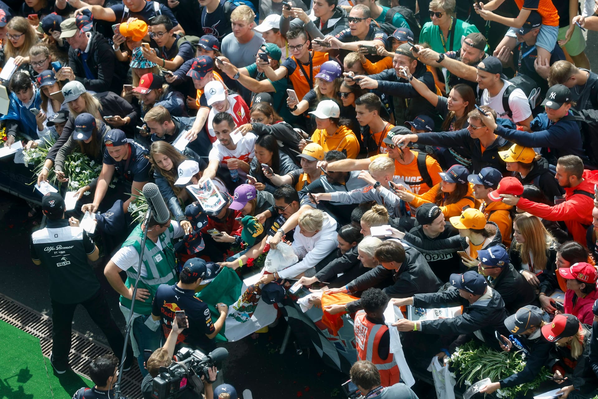 Formel-1-Fans wollen ein Autogramm von Sergio Perez: In Spielberg haben einige Zuschauer über die Stränge geschlagen.