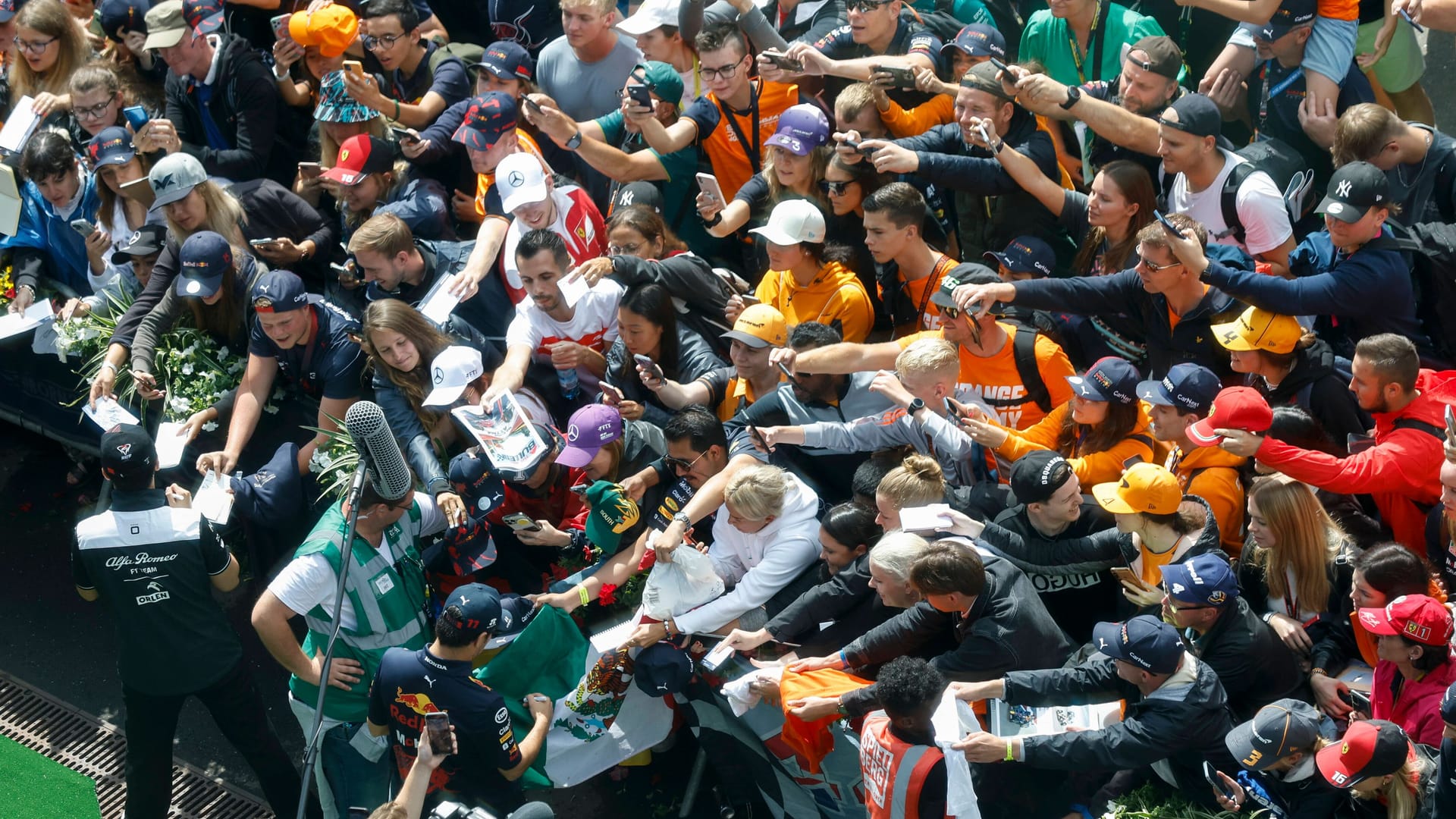 Formel-1-Fans wollen ein Autogramm von Sergio Perez: In Spielberg haben einige Zuschauer über die Stränge geschlagen.