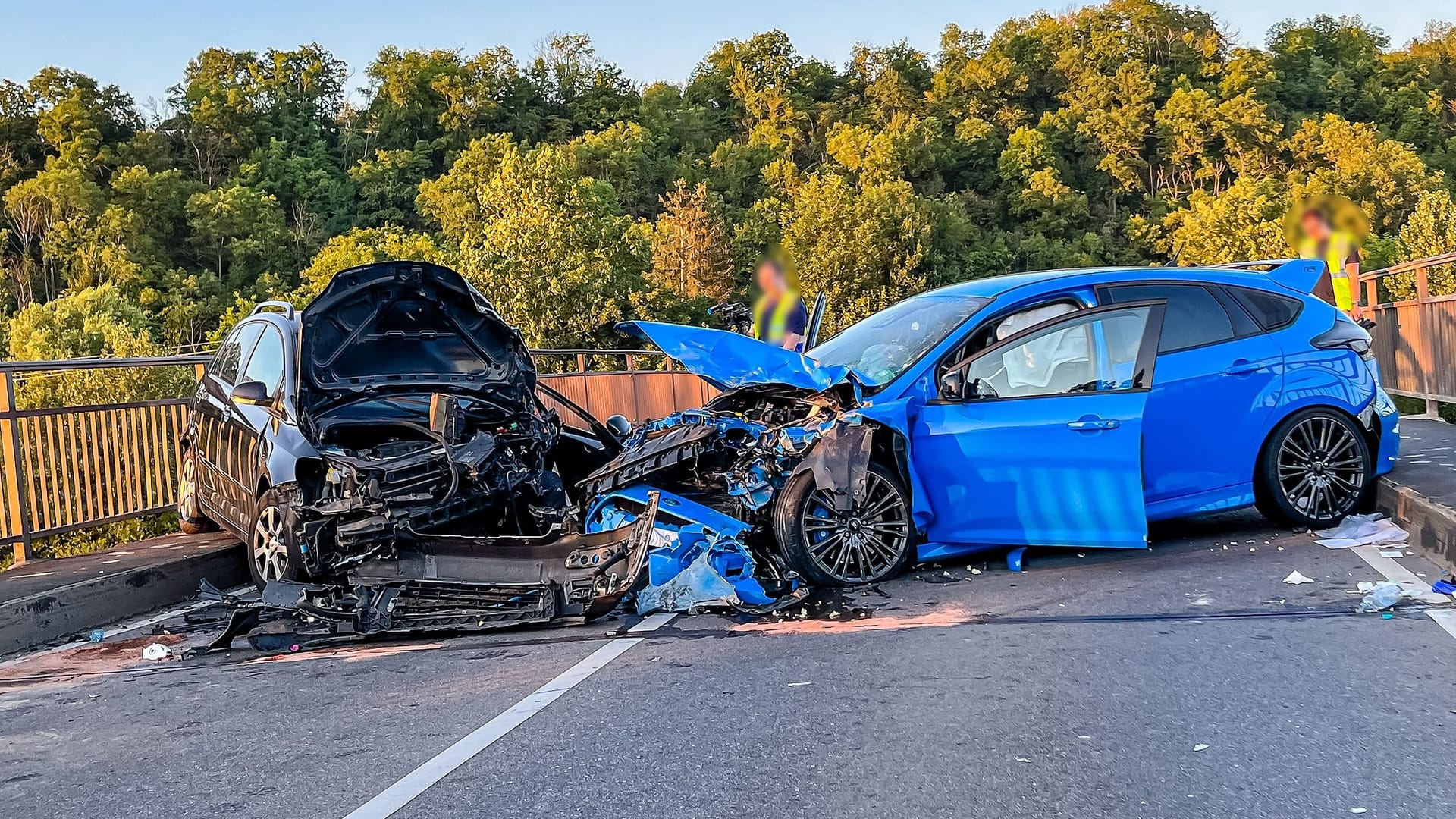 Frontalunfall auf der Neckarbrücke: Drei Menschen wurden am Freitagabend schwer verletzt.