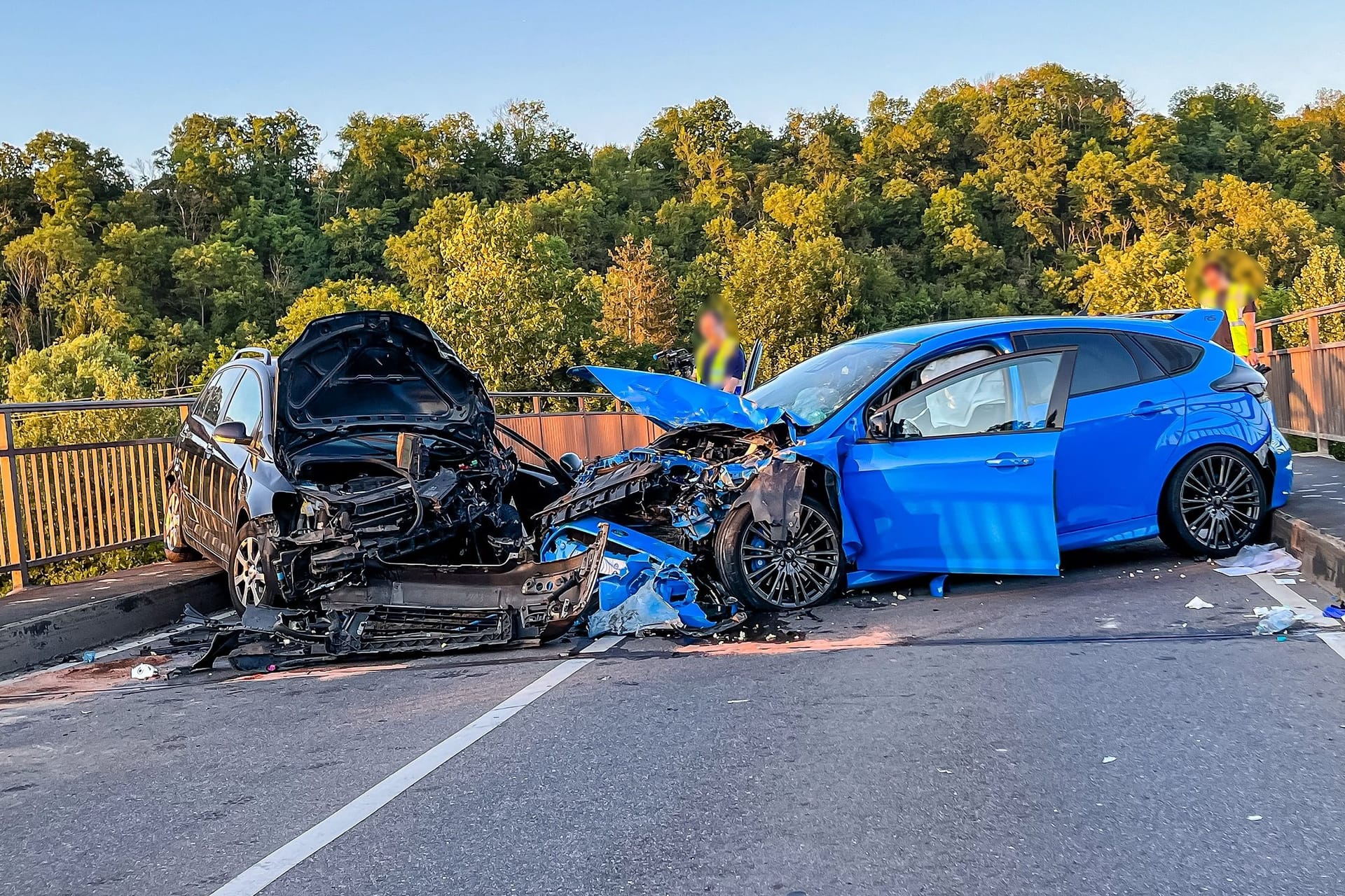 Frontalunfall auf der Neckarbrücke: Drei Menschen wurden am Freitagabend schwer verletzt.