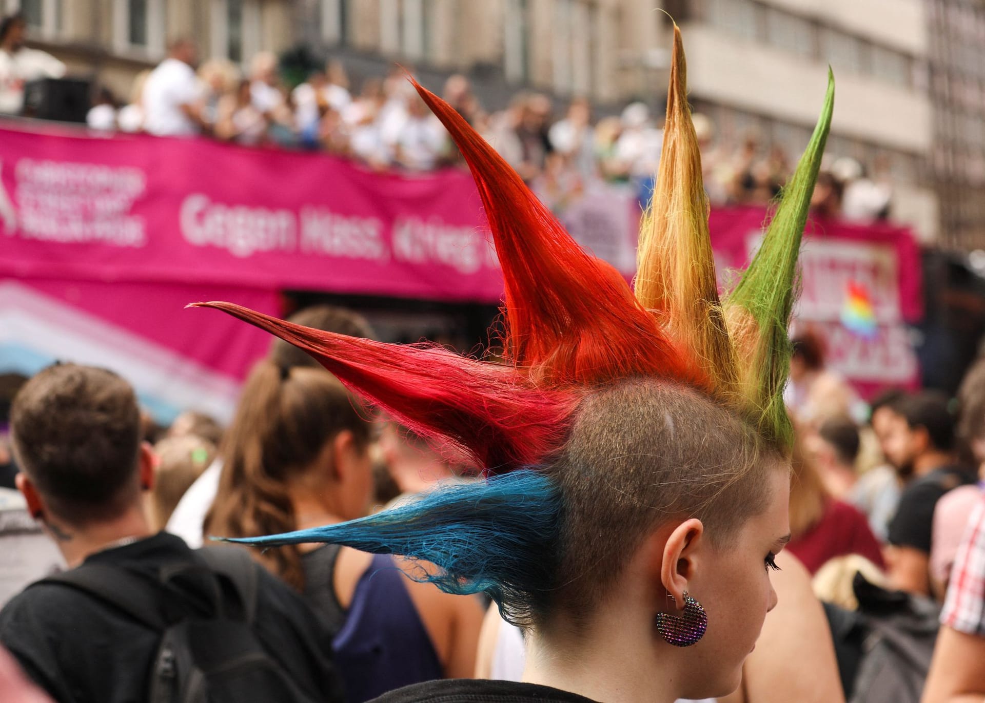 Eine Teilnehmerin mit buntem Irokesen: Die bunten Farben finden sich auch in der Regenbogenflagge wieder.