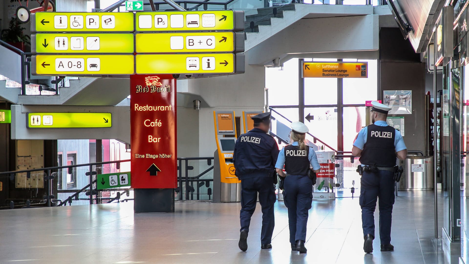 Polizei am ehemaligen Flughafen Tegel (Archivbild): Die Polizei brachte den Fund direkt aus der Stadt.